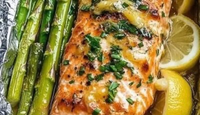 Baked Salmon in Foil with Asparagus and Lemon Garlic Butter Sauce