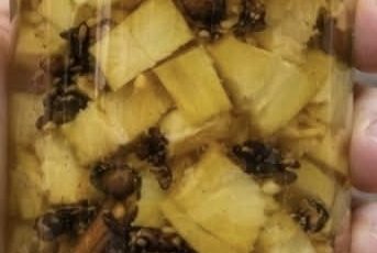 Have You Tried Boiling Pineapple Peels with Cloves for a Simple Daily Drink?